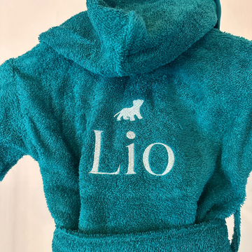 Geborduurde naam op baby badjas – inspirerend voorbeeld.