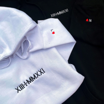 Romeinse cijfers op de voorkant van trui – gepersonaliseerd borduurwerk.